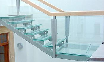 Стеклянные ступени и стеклянная площадка на лестнице в Перми. Готовые проекты ПерилаГлавСнаб