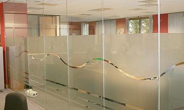Стеклянные перегородки в офис, частично матированные купить в Перми