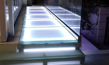 Стеклянный подиум со ступенями с подсветкой в Перми. Готовые проекты ПерилаГлавСнаб