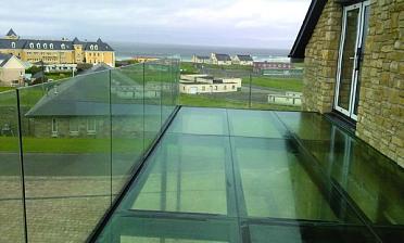 Стеклянные полы на балконе купить в Перми