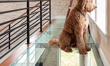 Стеклянный пол на площадке в частном доме купить в Перми