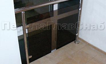 Ограждения со стеклом с крепление в пол окна на лестничной площадке купить в Перми