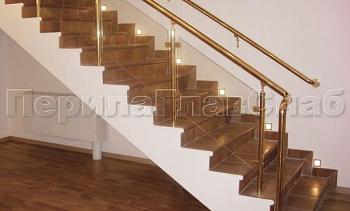Ограждение лестницы с прозрачным стеклом, стойками и поручнем из латуни в Перми. Готовые проекты ПерилаГлавСнаб