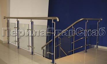 Ограждение со стойками с акриловыми вставками на спайдерных стеклодержателях купить в Перми