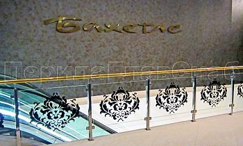 Ограждение лестницы на квадратных стойках с латунным поручнем в Перми. Готовые проекты ПерилаГлавСнаб