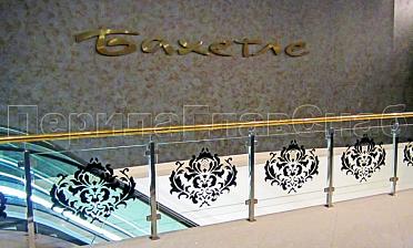 Ограждение лестницы на квадратных стойках с латунным поручнем купить в Перми