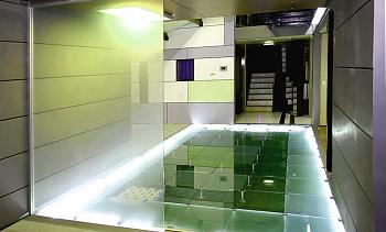 Подсветка стеклянного пола в гостинице в Перми. Готовые проекты ПерилаГлавСнаб