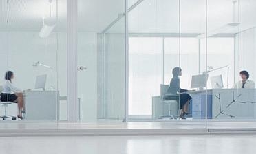 Стеклянные прозрачные перегородки в офис премиум купить в Перми