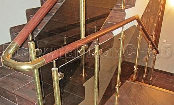 Ограждение лестницы со стеклом, тонированным в массе, стойки и завязки поручня из латуни в Перми. Готовые проекты ПерилаГлавСнаб