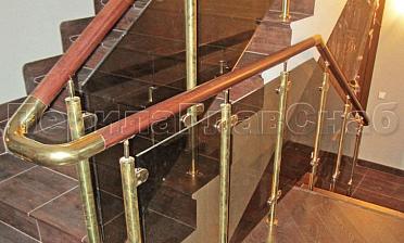 Ограждение лестницы со стеклом, тонированным в массе, стойки и завязки поручня из латуни купить в Перми