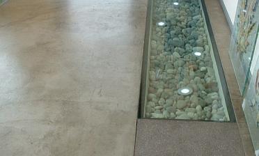 Стеклянный пол в квартиру с декоративной композицией купить в Перми