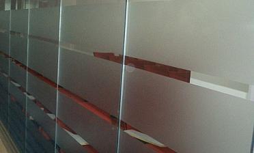 Стеклянные перегородки в офисе с закаткой пленки купить в Перми