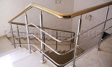 Лестничное ограждение с тремя ригелями и поручнем из латуни купить в Перми