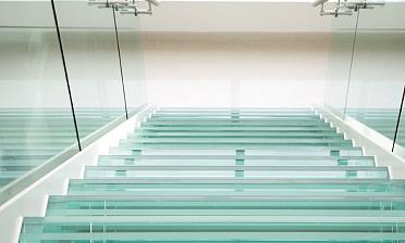 Стеклянные ступени на косоурной лестнице в доме купить в Перми