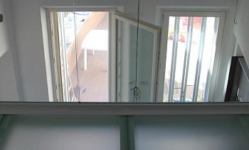 Стеклянное перекрытие из матового стекла на внутреннем балконе в Перми. Готовые проекты ПерилаГлавСнаб