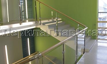 Ограждение с деревянным поручнем, стеклом и стойками купить в Перми