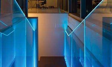 Ограждения лестниц на несущем стекле с подсветкой купить в Перми