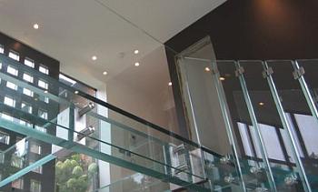 Стеклянные полы на площадке маршевой лестницы в Перми. Готовые проекты ПерилаГлавСнаб