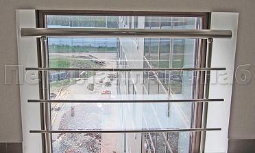 Межэтажное ограждение из нержавеющей стали с торцевым креплением для окон купить в Перми