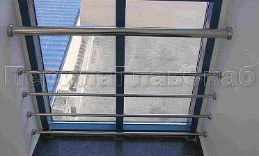 Ограждение на окнах из нержавещей трубы с ригелями купить в Перми